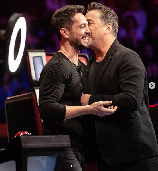 2008'de ilk EP almas olan Uurum ile dinleyicisinin karsna kt ve bu EP'de yer alan ayn adl arks Trkiye resmi listesinde be numaraya kadar ykseldi.