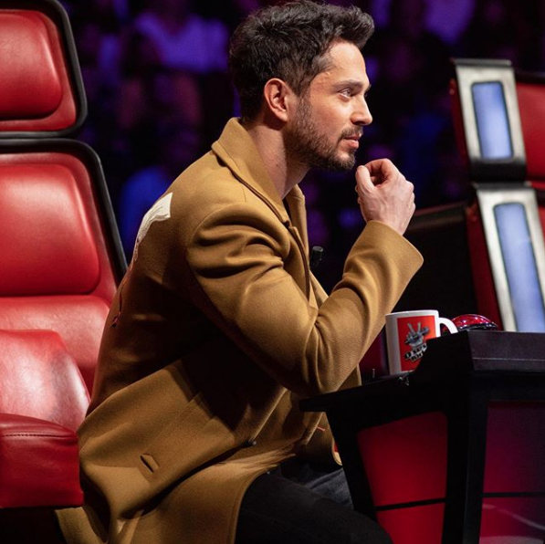 1999'da stanbul Bilgi niversitesi'ni kazand, bu okulu bitirdikten sonra stanbul Teknik niversitesi'nde eitimine devam etti. Ayn yllarda bata Tarkan olmak zere birok arkcya vokalistlik yapt.