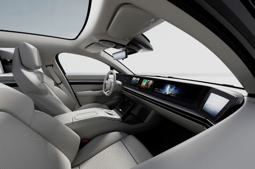 Yerli otomobile benzerlii dikkat ekti  <br>  Otomobilde toplam 33 sensr bulunduuna dikkat ekildi.  Byk bilgi-elence ekranlaryla dikkat eken otomobilin ekranlar, ilk kez yerli otomobilimizde tantlan ekranlara benzerlii dikkat ekti.