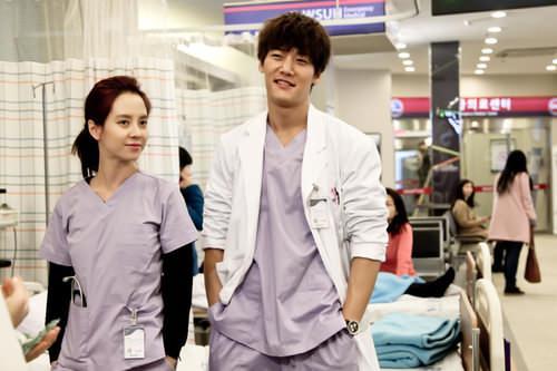 17- Emergency Man and Woman (2014) IMDB: 8,0  <br>   Chang-Min?in ailesi Jin-Hee?e yüksekten bakar ve Chang-Min de değişmiş gibi gözükür, Jin-Hee?den nefret etmeye başlar ve sonunda boşanırlar. Onlar boşandıktan sonra, Jin-Hee bir tıp öğrencisi olur ve bir stajyer olarak çalışmaya başlar. Chang-Min de tıp okulundan mezun olur ve stajyer olarak çalışmaya başlar. Bir gün çalışmaya başladıkları aynı hastanenin acil servisinde tekrar karşılaşırlar. Hayatları evlenme ve boşanmayla geçtikten sonra aşkın gerçek anlamını anlarlar.