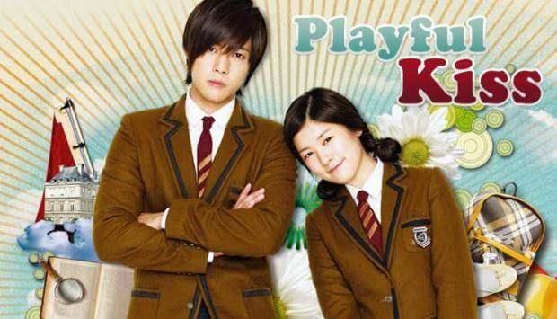8- Playful Kiss (2010) IMDB: 7,7  <br>  Baek Seung-Jo?ya (Kim Hyun-Joong) okulun ilk gününde göz göze gelir ve aşık olur. Başka bir gün, Ha-Ni?nin babasıyla beraber yaşadığı ve yeni yaptıkları evleri depremde çöker. Babasının eski bir arkadaşının evine taşınır. Babasının arkadaşının oğlu Seung-Jo?dur. Ha-Ni sevdiği erkeğin yanında olma fırsatını elde etmiştir&#8203;