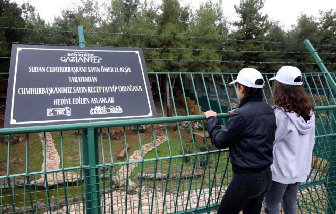 Tm hayvanlara 5 yldzl otel konforu  <br>    Hayvanat bahesinde, souk havalara kar dirensiz hayvanlar yerden stmal kafeslerde yksek kalorili gdalarla besleniyor. Hayvanlara 5 yldzl otel konforu sunuluyor. Gaziantep Hayvanat Bahesi, yaklak 1,5 milyon metrekare yeil alan zerinde 400 trden 10 bin hayvana ev sahiplii yapyor.