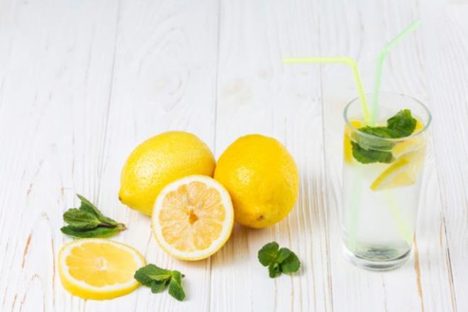 Enerjik hissetmek iin sadece kahve iiyorsanz bir de limonlu suyu deneyin. Limonlu su, hem kafeinin azaltmanza hem de enerjik hissetmenize yardmc olacaktr.