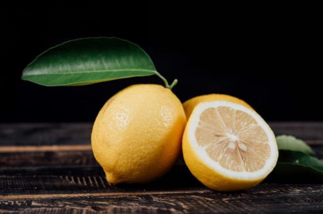 Limon suyu ok fazla potasyum ierdiinden depresyon, kayg ve unutkanl azaltma etkisi vardr. ok stres altnda olduunuzda C vitamini tketmek iyidir ve limonun iinde bol miktarda C vitamini vardr.