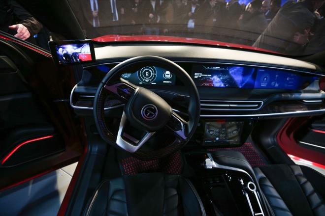 Trkiye?nin ilk doutan elektrikli, sfr emisyonlu ve akll otomobili olarak retilecek C-SUV modeli, bu ilklerin yan sra snfnn en uzun aks mesafesi, en geni i hacmi, en iyi hzlanma performans ve en dk toplam sahip olma maliyeti gibi zellikleriyle de rakiplerinin nnde yer alacak.