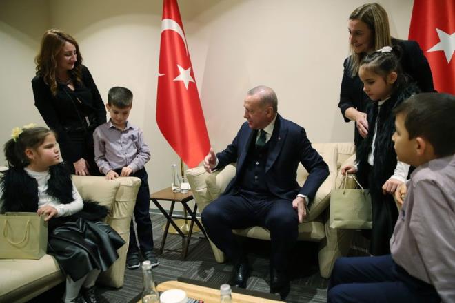 Cumhurbakan Erdoan'n da rencilere, grme engelliler iin hazrlanan zel saatlerden hediye ettii renildi.