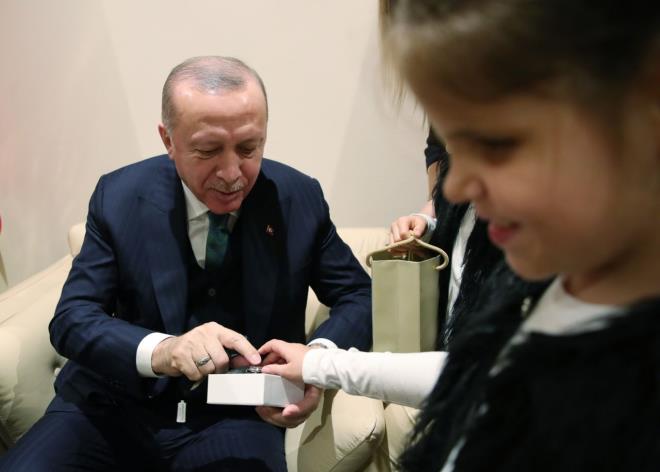 Cumhurbakan Recep Tayyip Erdoan, 7-14 Ocak Beyaz Baston Grme Engelliler Haftas dolaysyla orlu Ticaret ve Sanayi Odas lkokulu grme engelliler snf rencileriyle bulutu