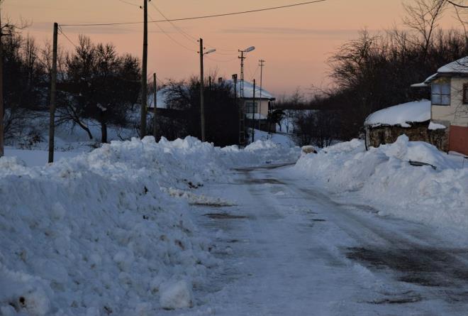 Ar'da ulama kar engeli: Ar'da etkili olan kar ya ulamda aksamalara neden oldu. Doubayazt'ta gece saatlerinden itibaren etkili olmaya balayan kar ya nedeniyle ile merkezi beyaza brnd. Kar kalnlnn 15 santimetreyi bulduu ilede, 7 kilometrelik tarihi shak Paa Saray yolunda srcler ilerlemekte zorland. Kar ya, Ar'y evre illere ve ran'a balayan kara yolunda da etkili oldu.  Ar'dan ran, Van ve Idr kara yollarn kullanan srcler, youn kar ya nedeniyle ileden geilerinde zor anlar yaad.