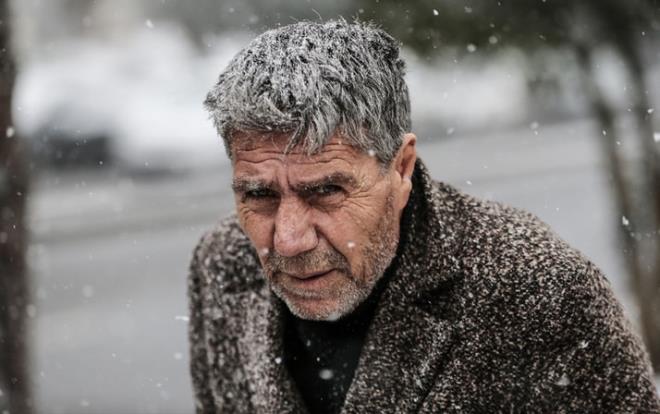 STANBUL bu sene kar yandan nasibini alamamt. Meteoroloji uzmanlar sevindiren haberi verdi. Kresel tahmin sistemlerinde yer alan verilere gre 20 Ocak?tan itibaren stanbul?u da iine alan bir souk hava dalgas yurda giri yapacak. Hava scaklklar hzla decek. Bu kez stanbul'da kardan fazlasyla nasiplenecek.