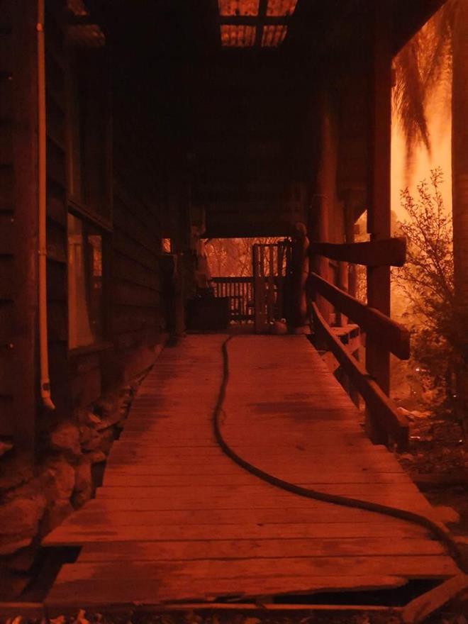 lkenin gneyinde 100'den fazla alanda yangnlar devam ederken, son zamanlarda yaan yamur yangn sndrme almalarn olumlu anlamda etkiliyor.