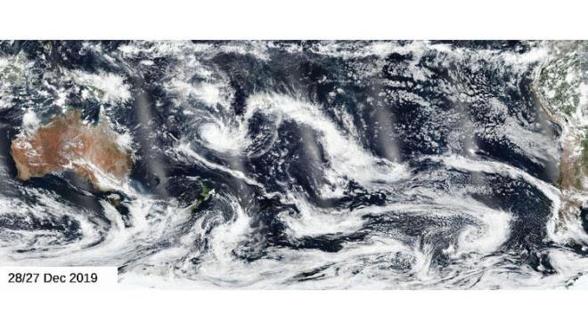 Aylardr sren ve Avustralya ktasn tam manasyla cehenneme eviren yangnlar dumann Pasifik'e doru itmeye balad.