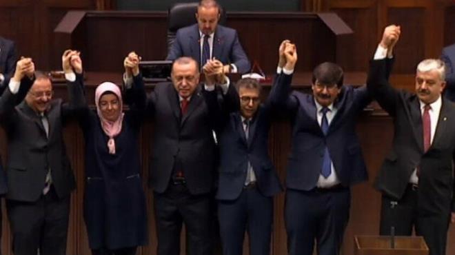 3' muhalefet partilerinden ve 2'si bamsz seilen toplam 5 belediye bakan, dzenlenen trenle AK Parti'ye katld. Belediye bakanlarnn rozetlerini, AK Parti'nin Meclis grup toplantsnn ardndan dzenlenen trenle Cumhurbakan Erdoan takt. te Ak Parti'ye geen 5 belediyenin, 31 Mart'taki oy durumu