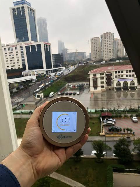 Yksek basn bize ayn zamanda kararl bir atmosferi de getirir. Yukar doru kan gazlar bu nedenle yukarda dalamyorlar. Normalde yukar doru kan gazlar rzgarn etkisiyle hzl bir ekilde uzaklar. Youn olarak hava kirliliini hissetmeyiz.