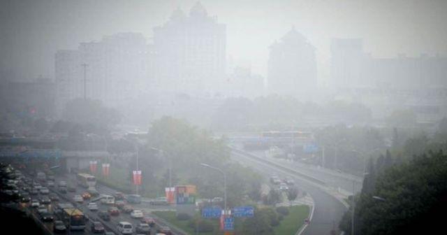 "Asit yamurlarnn etkilerini greceiz"  <br>  Asit yamurlar btn kirleticileri yere indirecektir. Hava temizlenecek ama yerde asit yamurlarnn etkilerini greceiz. Metallerde korozyon, asfaltlarda bozulmalar, arabalarda, cildimizde ve salarmzda etkilerini greceiz.