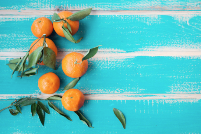 Kanserden koruyor: Mandalina hcresel hasar srecini basklayarak birok kanser trnden korunmaya katk salyor. Mandalinann ierdii fito-kimyasallar vcutta anti-kanserojen rol oynuyor. Anti-kanserojen bileikler normal hcrelerin kanserlemesini ve tmrlerin bymesini engellemeye yardmc oluyor.  <br>  Kan ekerini drr: Mandalina olduka dk glisemik indekse sahip. 2 kk boy mandalina (100 gr) yaklak 53 kalori ve 2,1 gram posa ieriyor. Bu zellii ile 1 porsiyon mandalina kan ekerini aniden ykseltmiyor, iinde bulunan meyve ekeri kana yava yava karyor. Ancak fazla tketmek kan ekerinin ykselmesine neden olacandan arya kamamak, taze sklm da olsa suyu yerine posasyla yemek art.