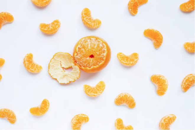 Tansiyonu dzenler:  Mandalinann yksek potasyum ve dk sodyum iermesi onu anti-hipertansif yapar. Hipertansiyon, yksek sodyum yani tuz almyla ilikilidir. Potasyum, sodyum ile tersinir alr ve tansiyonun dengelenmesine yardmc olur. Tuz tketimini azaltmak ncelikli hedef olmaldr. Tuz ieren bir n potasyumdan zengin sebze ve meyvelerle dengelemek ise tansiyonun dzenlenmesine yardmc olur.