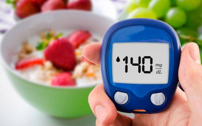 eker hastalnn ilk belirtilerine dikkat! Diyabet yani eker hastalnn ilk belirtileri her zaman klinik ortamda verdiiniz testlerle ortaya kmayabilir. Hayatnzda ve yeme alkanlklarnz ile vcudunuzda grdnz baz deiiklikler eker hastalnn ayak sesleri olabilir. Yemek yedikten ksa sre sonra ackyorsanz, yemeklerden sonra cannz tatl istiyorsa ve kendinizi durduramyorsanz, yemek sonras uyku ve uyuukluk hali hissediyorsanz, uykudan uyannca cannz hemen yemek yemek istiyorsa potansiyel eker hastas olabilirsiniz.