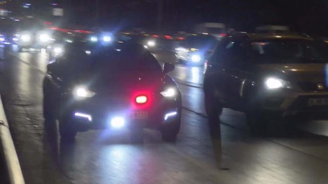 Kimler "akar" kullanabiliyor?  <br>  Boyama ekilleri veya ayrm iaretleriyle gei stnlne sahip olduklar aka belli ambulans, itfaiye ve kolluk aralar ile gvenlik ve risk-tehdit deerlendirmesi kapsamnda yaymlanan usul ve esaslarn ekinde bildirilen "devletin en st protokol"nde bulunan 29 makamn emirlerine ve zatlarna verilen aralar ile bu makamlarn korumasndan sorumlu koruma aralarnda kl uyar sistemleri kullanlabilecek. Bu aralar dnda hibir arata, akar olarak tabir edilen sesli uyar iaretleri kullanlamayacak.