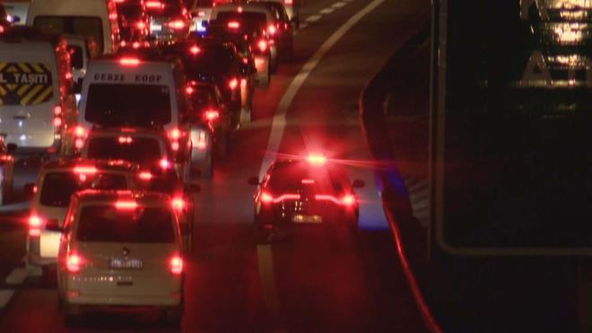 Yakalanan srcye ceza kesildi  <br>  Koruma karar ve tepe lambas kullanma izni olmad halde kullanan bir src ile aracn sahibine ayr ayr bin 228 lira para cezas kesildi. Ceza kesilen src "Koruma polisimiz yanmzda olmad iin ceza uyguland" iddiasnda bulundu.