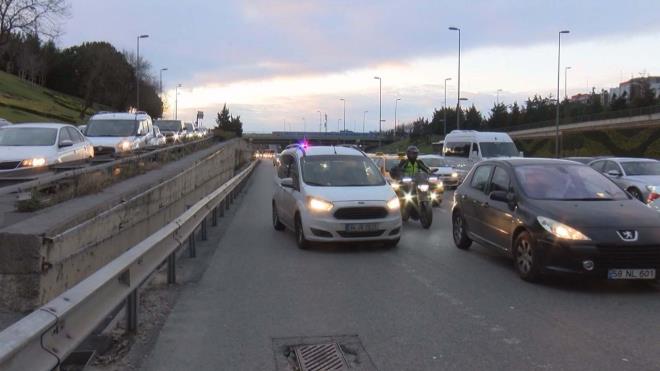 Karayollar Trafik Kanunu'nun 71'inci maddesi (f) bendi kapsamnda koruma karar verilmi kiilerin kullanmndaki aralar ve kolluk birimlerine ait sivil aralarda sadece aracn tepe blgesinde sabit veya sklp taklabilir kl uyar sistemi bulunabilecek. Bu aralarda da tepe lambas bulunmas srekli gei stnl hakk salamayacak.