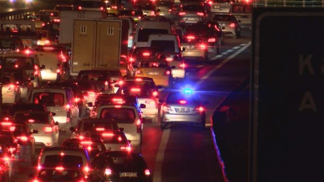 Tepe lambas kullanan srcler grntlendi  <br>  Ancak son gnlerde trafik younluuyla birlikte tepe akar kullanan ok sayda aracn emniyet eritlerini igal etmeye, dier srcleri sktrmaya balad grld. DHA ekipleri, stanbul'un bir ok noktasnda tepe blgesinde kl sistem bulunan aralar takip etti. Srclerin, trafik skkln atlatmak iin kl uyar sistemini kulland kameralara yansd.