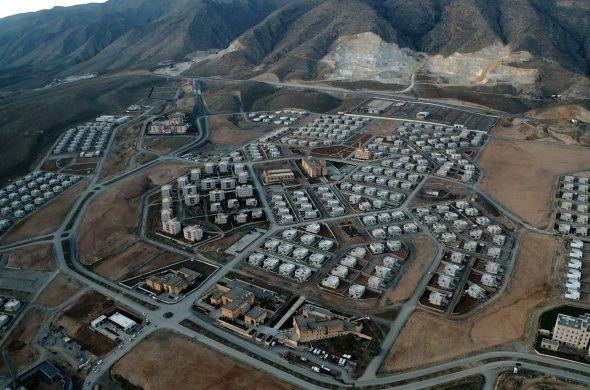 ekilen grntlerde aralarn kulland kprnn ayaklarnn byk bir ksmnn sular altnda kald grlrken, su seviyesinin ne kadar ykseldii gzler nne seriliyor.