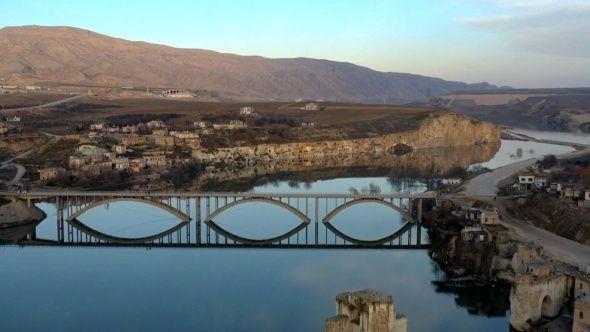 Tutulan su miktarndaki artn devam ettii baraj sayesinde gl havzasnda kalan Hasankeyf'te de su seviyesi ykselmeye devam ediyor.