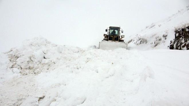 Bayburt'ta 3 kiinin yaad Gnbuldu kynde meydana gelen elektrik arzas dnyann en tehlikeleri yollarndan bir tanesini geen ekipler tarafndan giderildi.