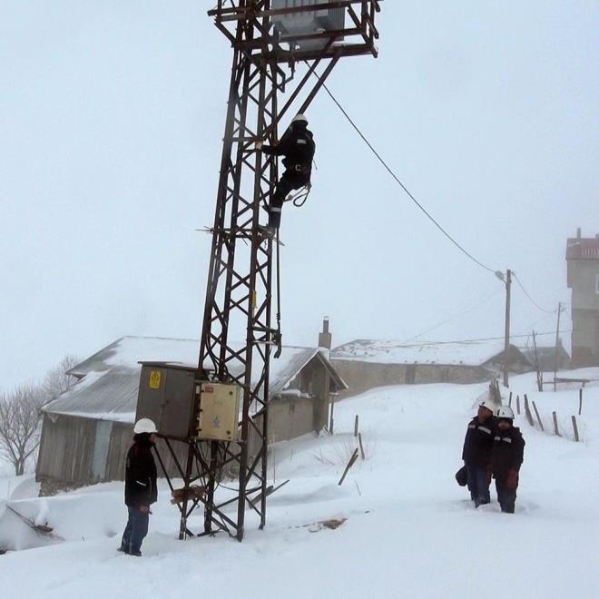 Bayburt ile Trabzon'u birbirine balayan yolda 29 kesin viraj bulunuyor. Blgede bulunan kar ise ulamda glk yaratyor.