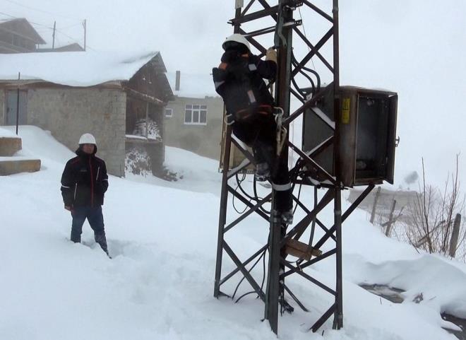 Ekipler arzay gidermek iin 'dnyann en tehlikeli yollarndan biri' olarak bilinen yoldan geti.    13 saatlik almann ardndan kye ulaan ekipler arzay giderdi.