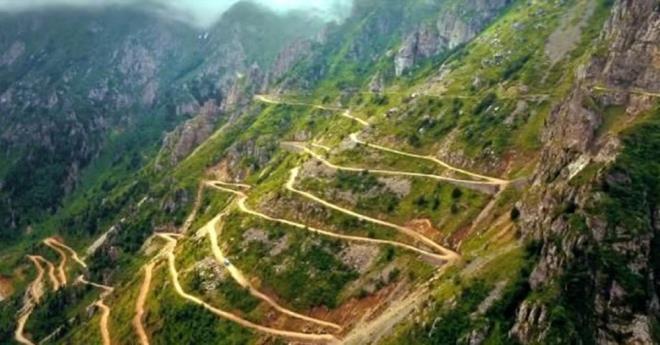 Anadolu Ajansi muhabiri Abdulkadir Nianci, haber takibi yaparken bast kar ktlesinin kopmas sonucu uuruma dt.