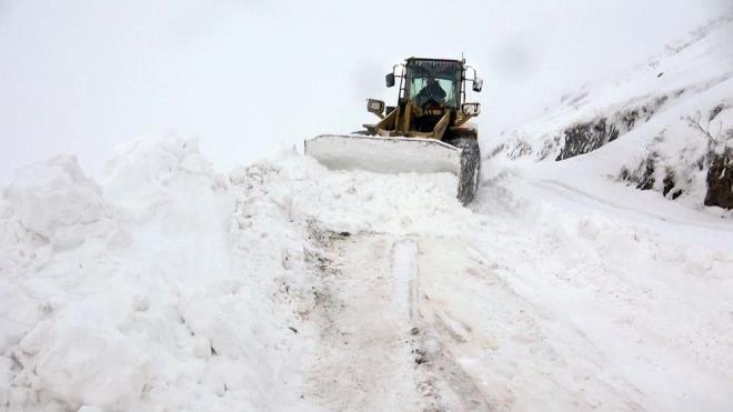 Kyde hayvanclkla uraayan Bayraktar ailesi gidecek baka yerleri olmad iin kyde kald.    Kyn elektrii ise frtna nedeniyle kesildi.