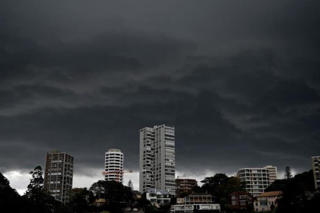 lke genelinde eyll ayndan bu yana kontrol altna alnamayan yangnlar nedeniyle hayatn kaybedenlerin says 28'e ykselirken, ou Yeni Gney Galler eyaletinde olmak zere toplam 10,3 milyon hektardan fazla alan ve 2 bin 600'den fazla ev kl oldu.ABD Havaclk ve Uzay Ajansnn (NASA) Goddard Uzay Uu Merkezi'nden yaplan aklamada, Avustralya'da aylardr orman ve ayrlk alanlarda etkili olan ve zaman zaman yerleim yerlerine de srayan yangnlarn neden olduu dumanlarn, Dnya'nn etrafn en az bir kez dolamasnn beklendii bildirilmiti.