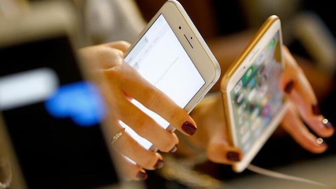 irketin en bilinen donanm rnleri Mac serisi bilgisayarlar, iPhone akll telefon, iPad tablet bilgisayar ve Apple Watch adl akll saatleri olurken en bilinen yazlmlar ise OS X ve iOS iletim sistemleri, iTunes medya taraycs,Safari internet taraycs, Apple TV , iMessage, ve iCloud olarak n planakyor.