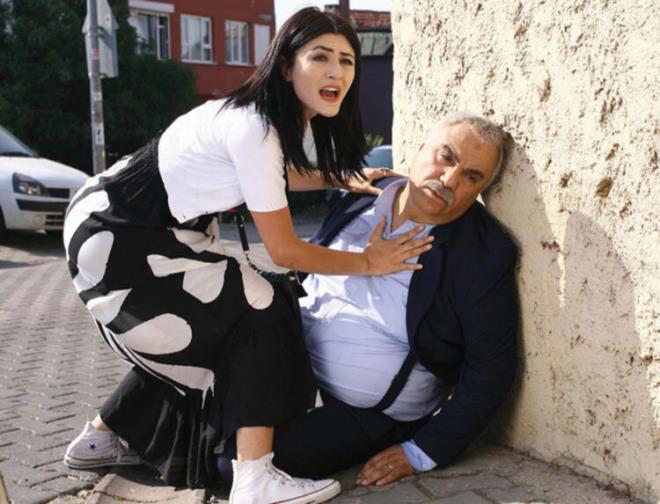 Dizinin en unutulmaz karakterlerinden biri de Ferhunde'ydi. Ona hayat veren Deniz akr'n oyunculuuyla zaman zaman dier karakterleri geride brakt da oldu Ferhunde'nin.    akr, dizinin final yapmasndan sonra ses getiren dizilerde kamera karsna geti. ffet, Muhteem Yzyl, Ekya Dnyaya Hkmdar Olmaz, Altnsoylar gibi dizilerde oynad. u sralarda Vurgun adl yapm iin kamera karsna geiyor.