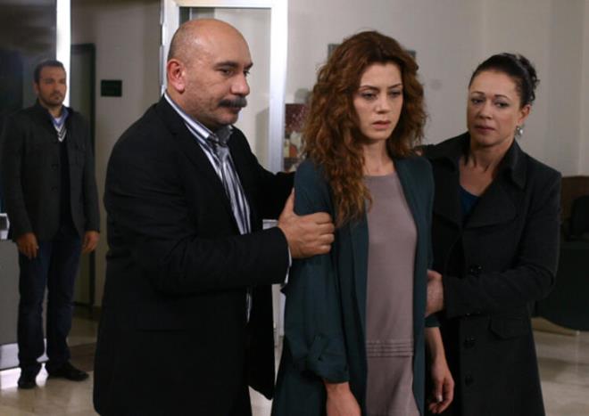 Ailenin dier kz Leyla'y oynayan Gke Bahadr da bu yapmdaki performansyla kariyerinde epey hzl yol kat etti. Birok kii onu Hayat Bilgisi dizisindeki karakteriyle hatrlarken onun yerini Leyla karakteri ald.     Bahadr, Yaprak Dkm'nn ardndan Sensiz Olmaz adl bir dizide rol ald. Dedemin nsanlar adl sinema filminin yan sra Kayp ehir, Aramzda Kalsn, Hatrla Gnl, Ufak Tefek Cinayetler, Bahadr'n kamera karsna getii dier yapmlar.