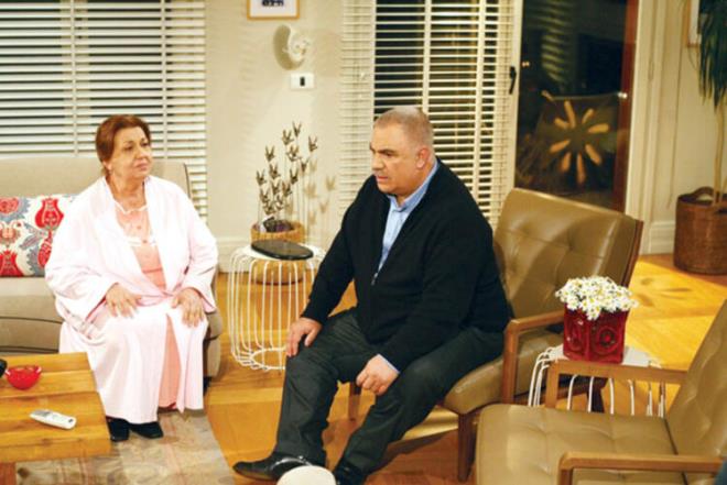 Dizinin, milyonlarca kiinin hafzasna yerleen en nl replii onun dudaklarndan dklyordu: "Aman azmzn tad kamasn."    Ailenin annesi Hayriye Hanm' Gven Hokna canlandryordu.