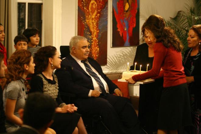 Yaprak Dkm'nde ailenin babas Ali Rza Tekin rolyle ekrana geldi Ergn.Her blmde oyunculuk konusundaki deneyimini kelimenin tam anlamyla "konuturdu." Dizinin final blmnde, elindeki bir krmz gl ile son nefesini verdii sahnede milyonlarca kii ekran karsnda gzya dkt.