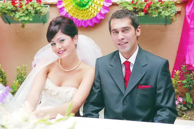 Gelelim Tekin ailesinin erkek ocuuna. evket karakterine Caner Kurtaran hayat verdi uzun sre. Fakat zel hayatnda yaad talihsizlikler nedeniyle diziden ayrld. Sonra tekrar kamera karsna gemeye balad.    Kurtaran, Ak ve Ceza; raan Baskn, Kalbimdeki Deniz gibi dizilerde ve Mslm, Ayla, Trk i Dondurma adl sinema filmlerinde oynad. u sralarda da Tek Yrek dizisinde kamera karsna geiyor.