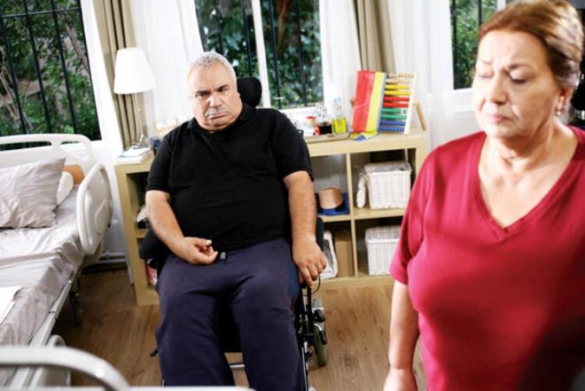 O da tpk Halil Ergn gibi, oyunculuk konusunda yllarn getirdii deneyimle kamera karsnda karakterine hayat verdi. Hokna, bu dizinin arddan Sensiz Olmaz, Huzur Soka, Sen Benimsin, Bana Sevmeyi Anlat ve Bahtiyar lmez adl dizilerde rol ald.