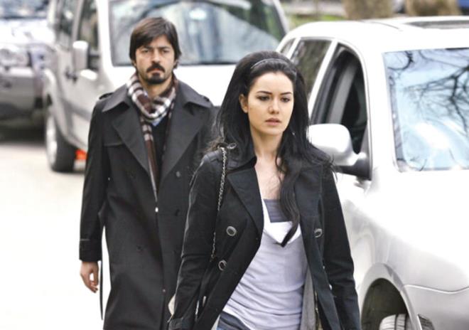 Fahriye Evcen iin bu dizinin bambaka bir nemi var. nk dizide canlandrd Necla karakteri ona bambaka bir hayatn kaplarn at.    Oya Aydoan tarafndan bir TV programnda kefedilen Evcen, daha nce Asla Unutma ve Hasret adl dizilerde oynad. Ama asl byk kn Yaprak Dkm'ne borlu.    Evcen bu dizinin ardndan birok sinema filmi ve TV dizisinin yan sra reklam filmlerinde de rol ald. Dnemin en gzde aktrlerinden Burak zivit ile evlenen Evcen ksa bir sre nce anne oldu.