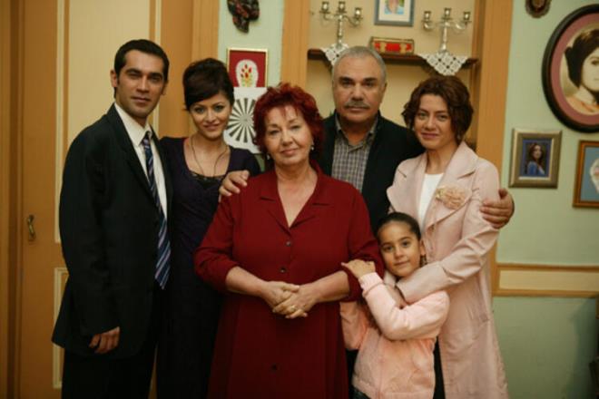 Dizide Ali Rza Bey ile Hayriye Hanm'n en kk kz Aye'yi ebnem Ceceli canlandryordu. Bugn 18 yanda olan Ceceli, baz reklam filmlerinde rol ald.