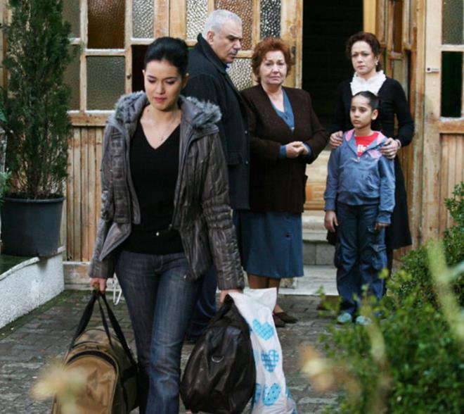 Yaprak Dkm, uzun sre ekranda kald ve kadrosuna kimi zaman yeni isimler de eklendi. Neslihan Atagl, Tolga Karel, Kvan Kasabal, Baak Sayan, Mustafa Avkran, Seda Demir, Uur Kvlcm, Ahmet Saraolu, Caner Cindoruk, Sedef Avc, Necip Memili, Ege Aydan, Nihat Altnkaya, Ayberk Pekcan, Bar Bac dizinin kadrosuna eklenen dier isimlerdi.