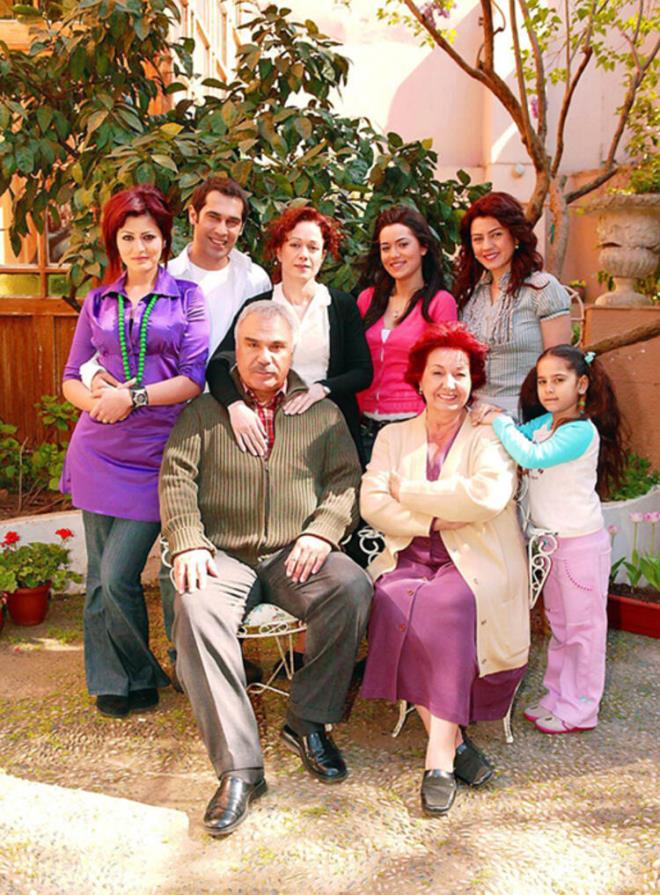 Gntekin'in, 1930 ylnda yaynlanan ve modernleme srecindeki toplumun yaad sanclar bir aile ekseninde anlatan eserinden uyarlanan dizi usta oyuncu kadrosuyla da dikkat ekiyordu. Tecrbeli yldzlar "oyunculuklarn konuturdu" genler de kariyerlerinde salam bir basamaa adm atm oldu.