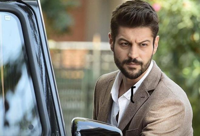 ocuun kendine ait olmadndan habersiz olan Ali Kemal, karsnn Efe'ye kar olan ilgisizliine tepki gsterirken, ule'nin gzn karartp, Efe'den kurtulmak iin att yanl bir adm. Efe'nin gerek annesi olan Aka'nn hayatlarna girmesine neden olur.