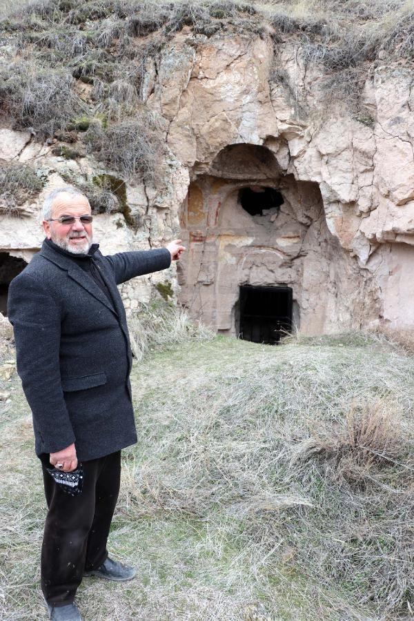 Demir kap-kilit krld    <br>Bapnar Mahallesi Muhtar mer Nalbant, tarihi kilisenin son durumunun iler acs olduunu belirterek, unlar kaydetti: Biz, buraya defalarca demir kap, kilit takmamza ramen buraya define aramak iin gelenler tarafndan krld.