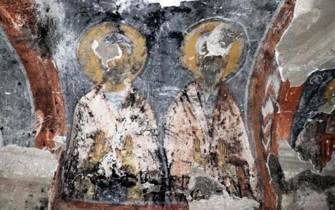 Tarihi kilise, defineciler tarafndan tahrip edildi. Kilisenin ii kaak kazlarla kullanlmaz hale gelirken, duvarlarda bulunan fresklere de zarar verildii grld.