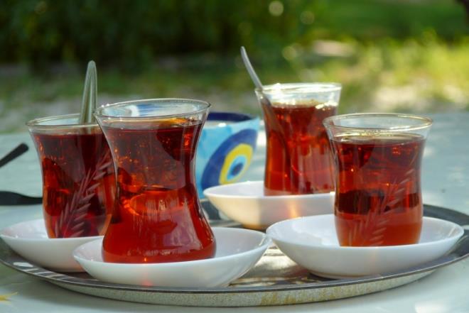 Uzmanlar ocuk ya da hamilelerin ay limonlu tketmesini tavsiye eder. Limon ay iindeki yksek kafeini azaltr.