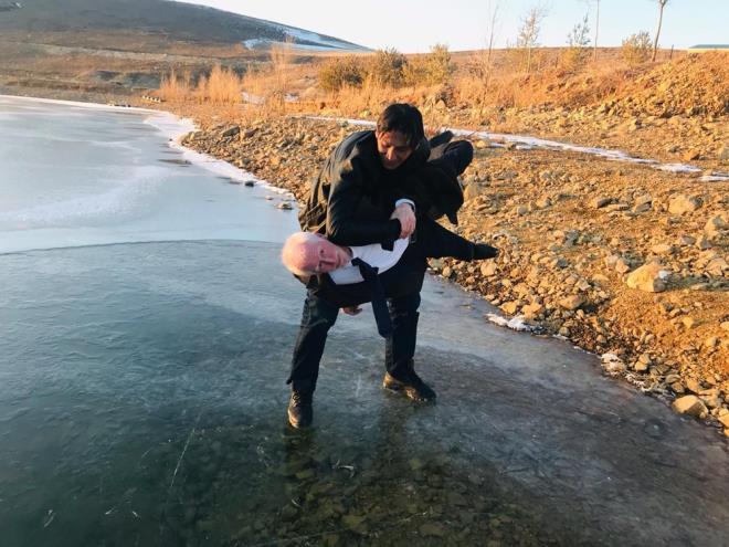 Kent sakinleri, donan gln zerinde yryp, fotoraf ektirdi.