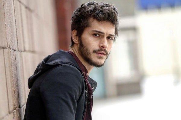 Lise yllarnda mzik ve modellikle ilgilenen Duymaz, Hacettepe niversitesi Ankara Devlet Konservatuvar Tiyatro Blmnde eitim ald.